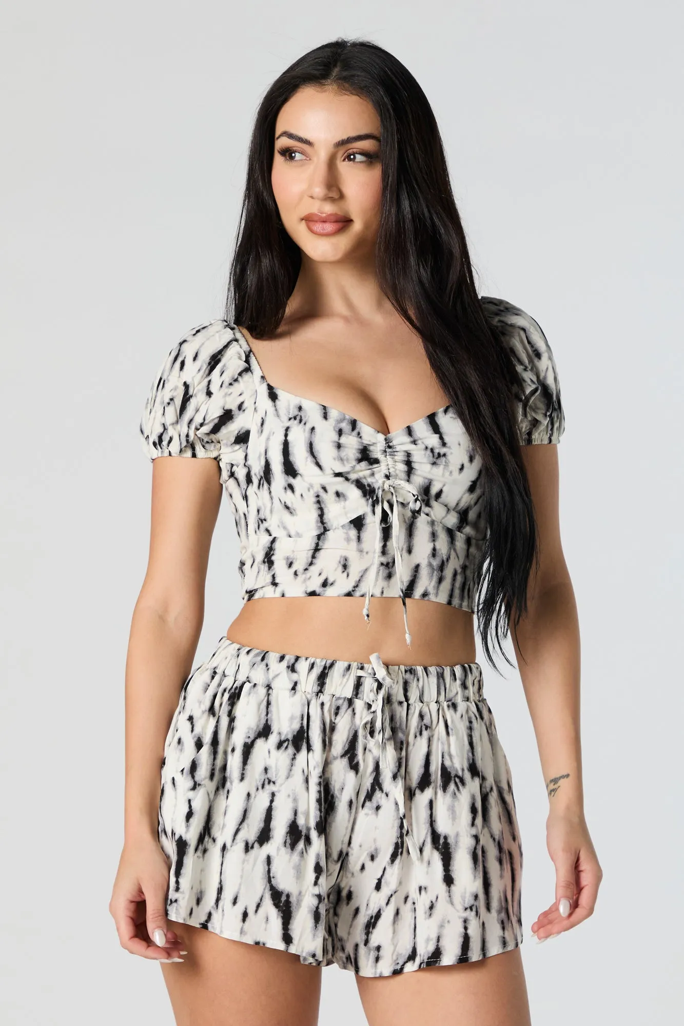 Short noué-teint à taille coulissante sold by Urban Planet