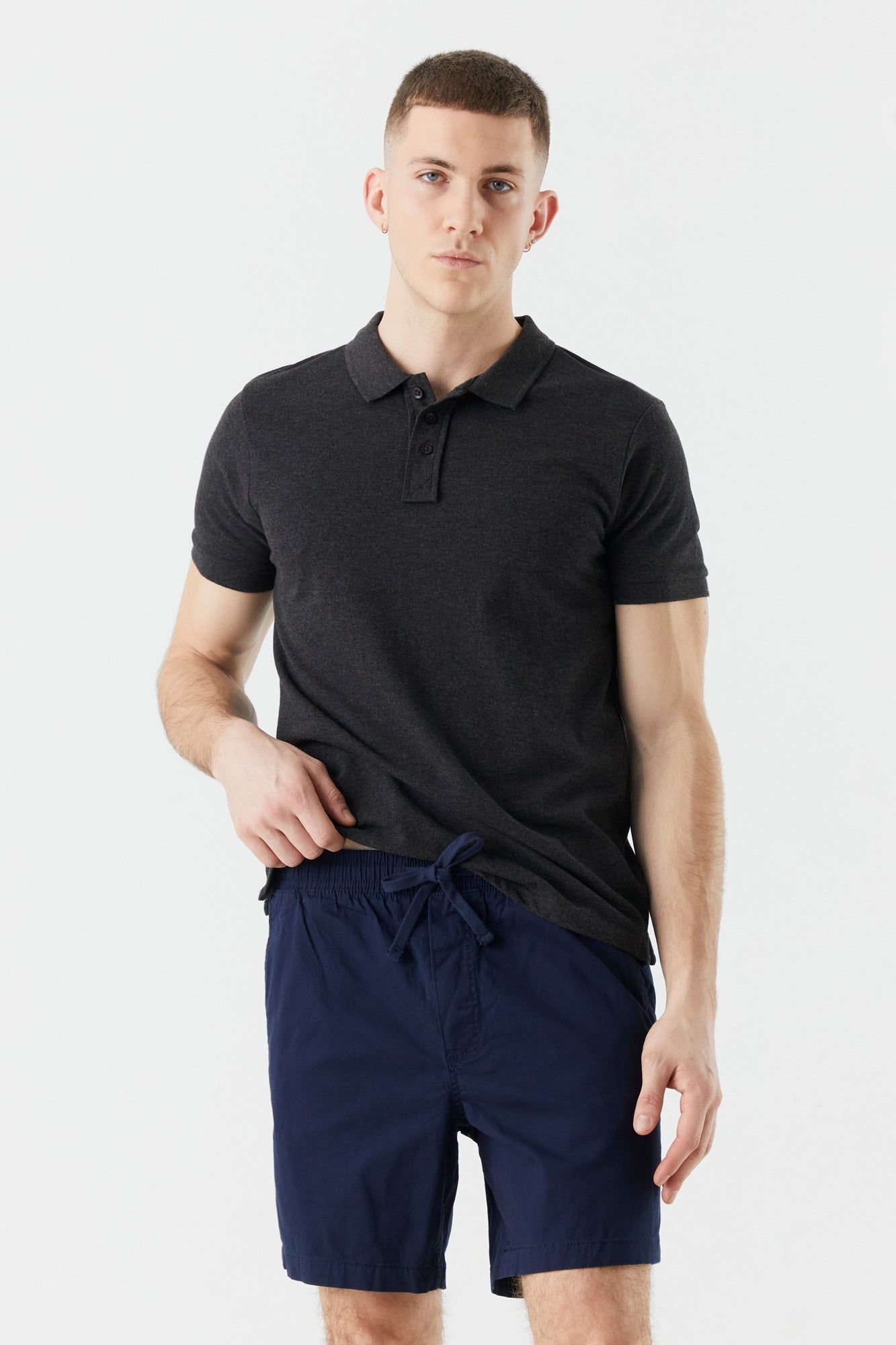 Short uni à taille élastique marine sold by Urban Planet