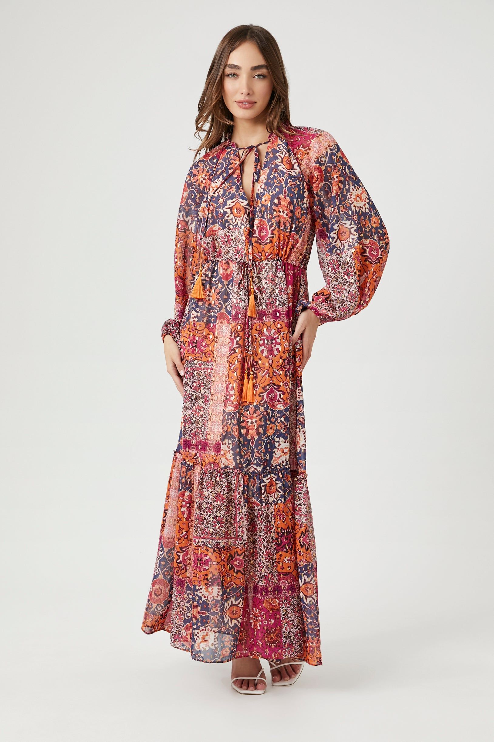 Robe maxi ornée de fleurs avec manches paysannes sold by Urban Planet