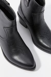 Bottillons de cowboy en similicuir sold by Urban Planet