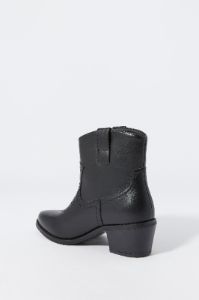 Bottillons de cowboy en similicuir sold by Urban Planet