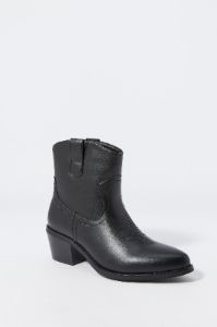 Bottillons de cowboy en similicuir sold by Urban Planet