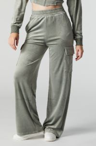 Pantalon cargo à jambe large en velours sold by Urban Planet
