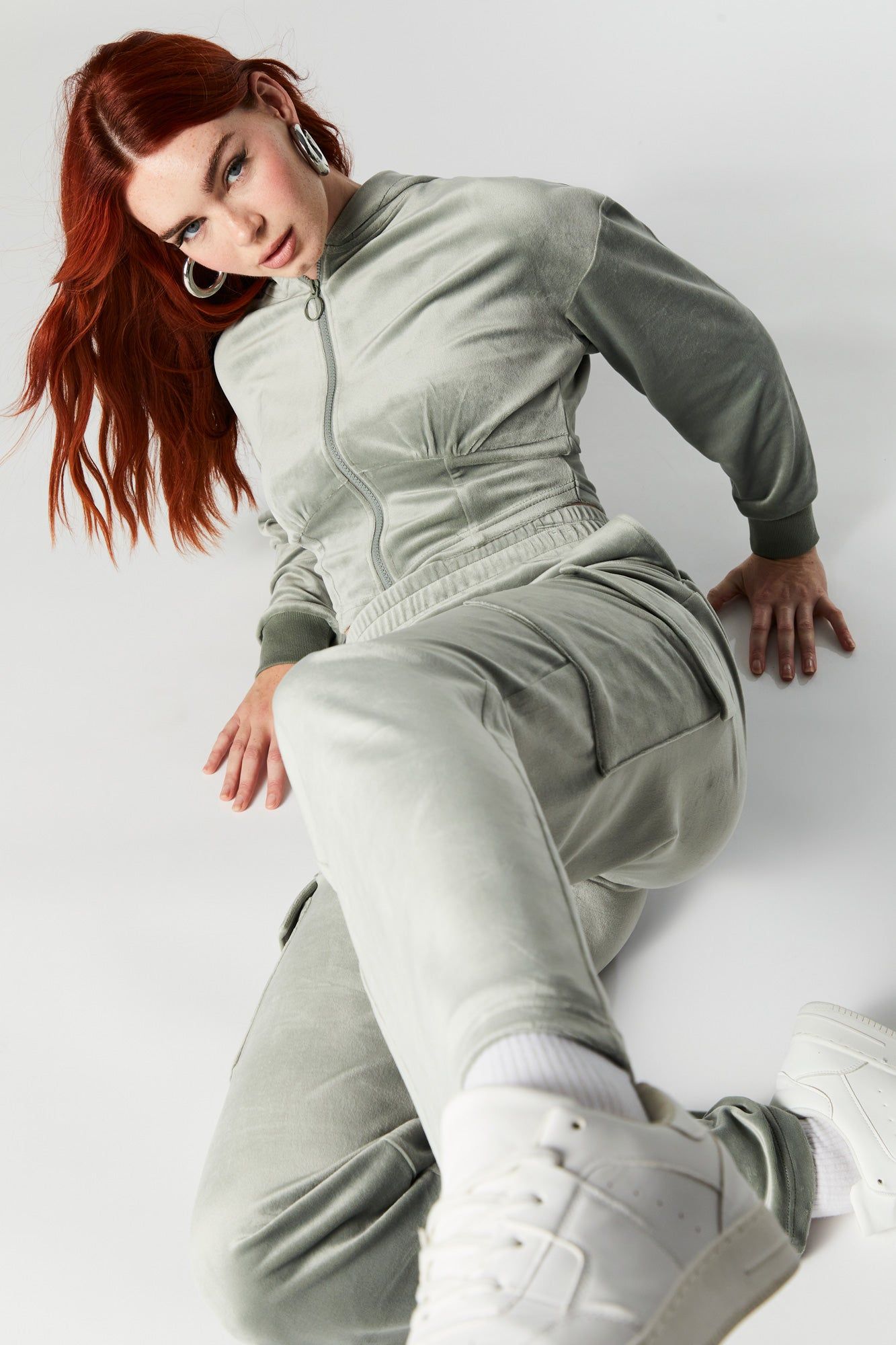 Pantalon cargo à jambe large en velours sold by Urban Planet