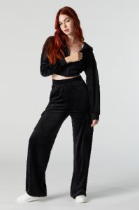 Pantalon cargo à jambe large en velours sold by Urban Planet
