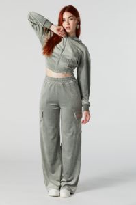 Pantalon cargo à jambe large en velours sold by Urban Planet