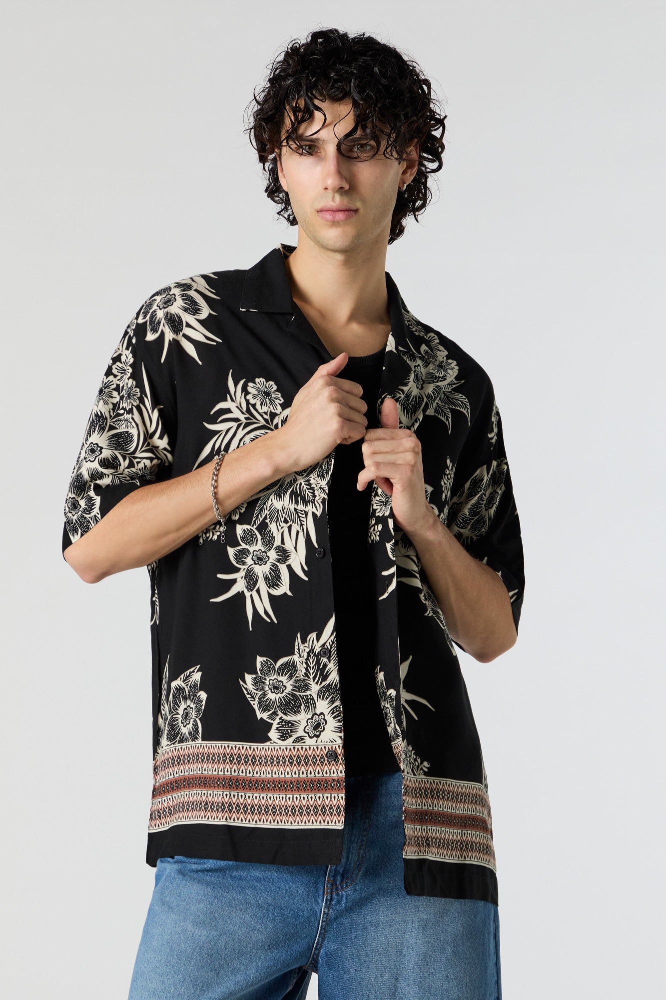 Haut boutonné avec motif tropical fleuri sold by Urban Planet