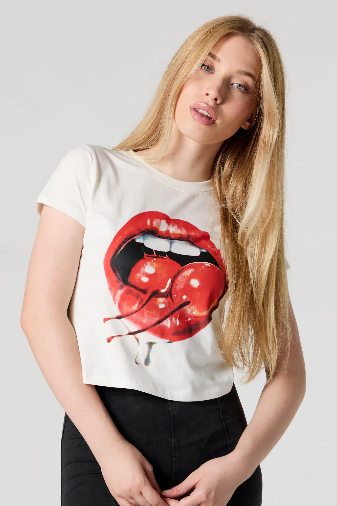 T-shirt ultracourt avec motif brodé Cherry Lips sold by Urban Planet