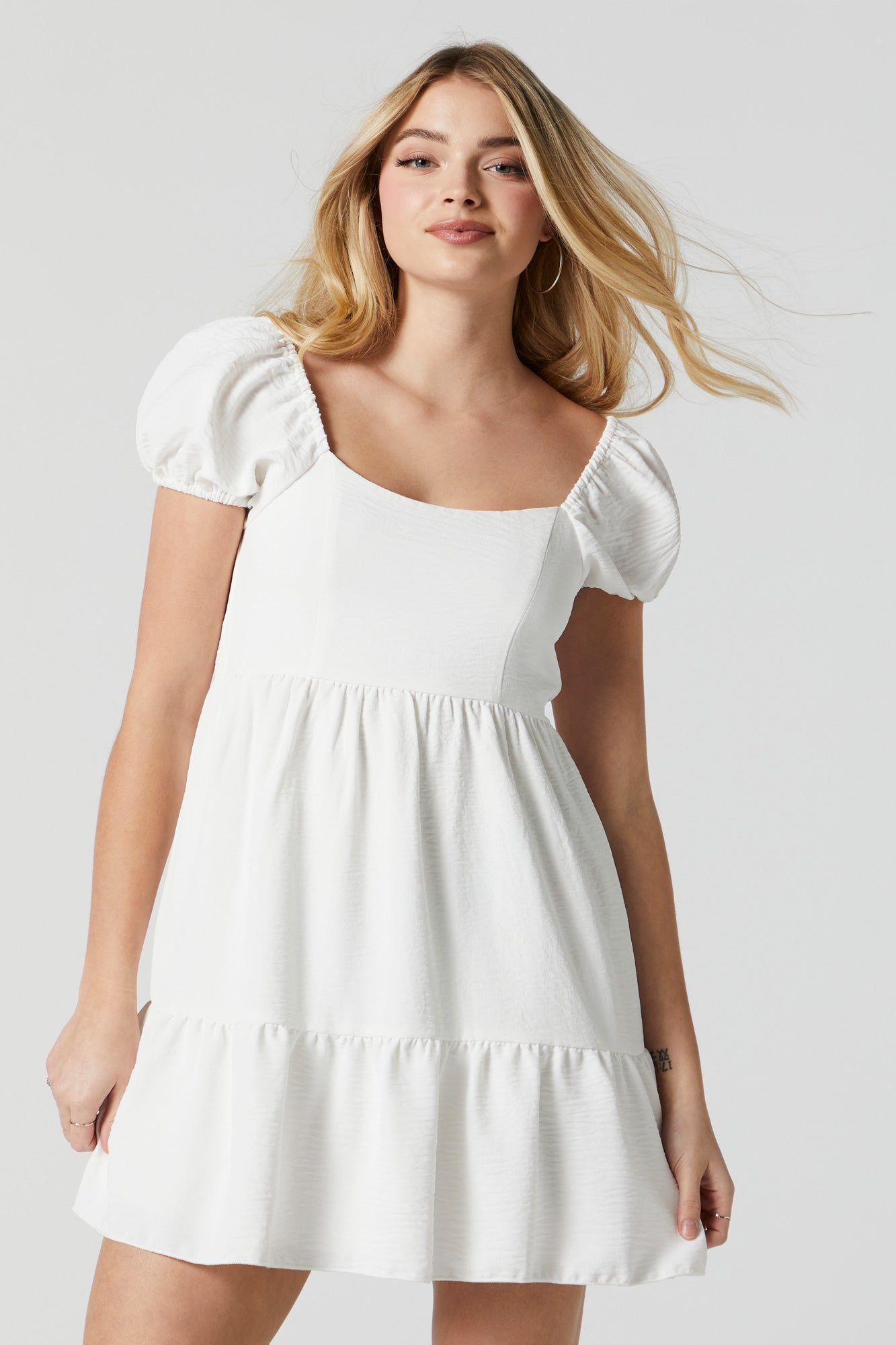 Minirobe volantée à manches bouffantes sold by Urban Planet