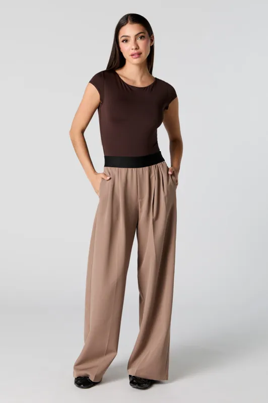 Pantalon habillé à jambe large avec bande de taille élastique sold by Urban Planet