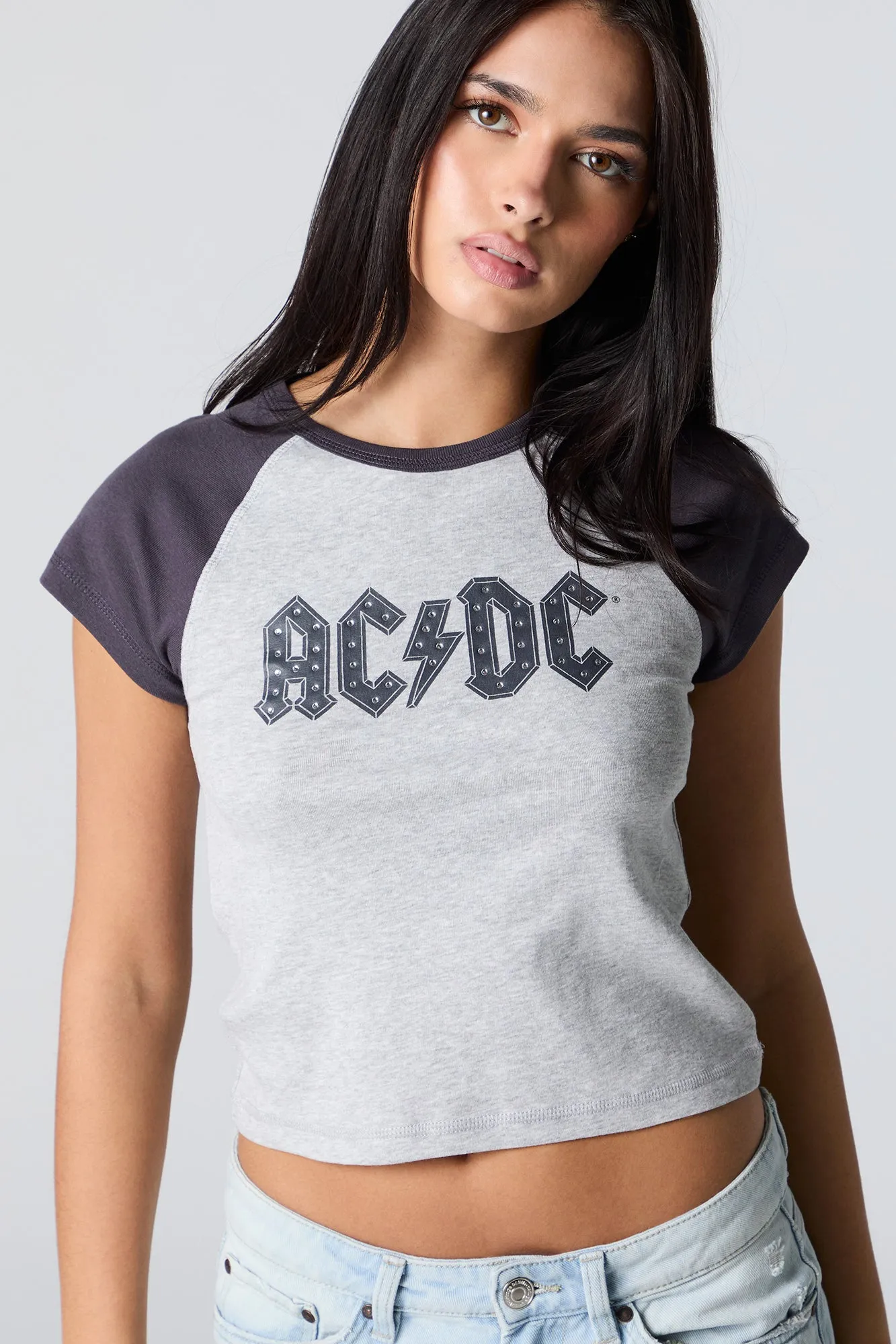 T-shirt raglan ultracourt à imprimé ACDC avec pierres du Rhin sold by Urban Planet