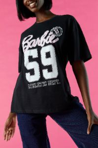 T-shirt coupe garçonne Athlétisme à imprimé Barbie™ sold by Urban Planet