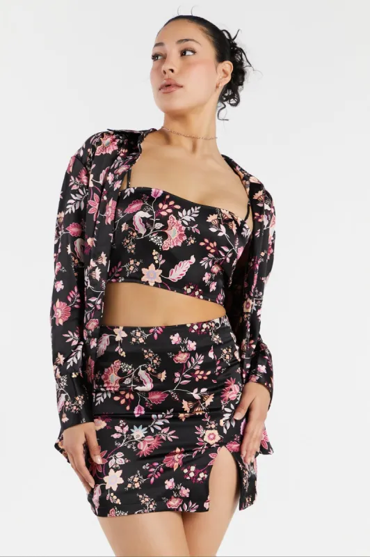 Minijupe en satin fleurie noire avec fente sold by Urban Planet