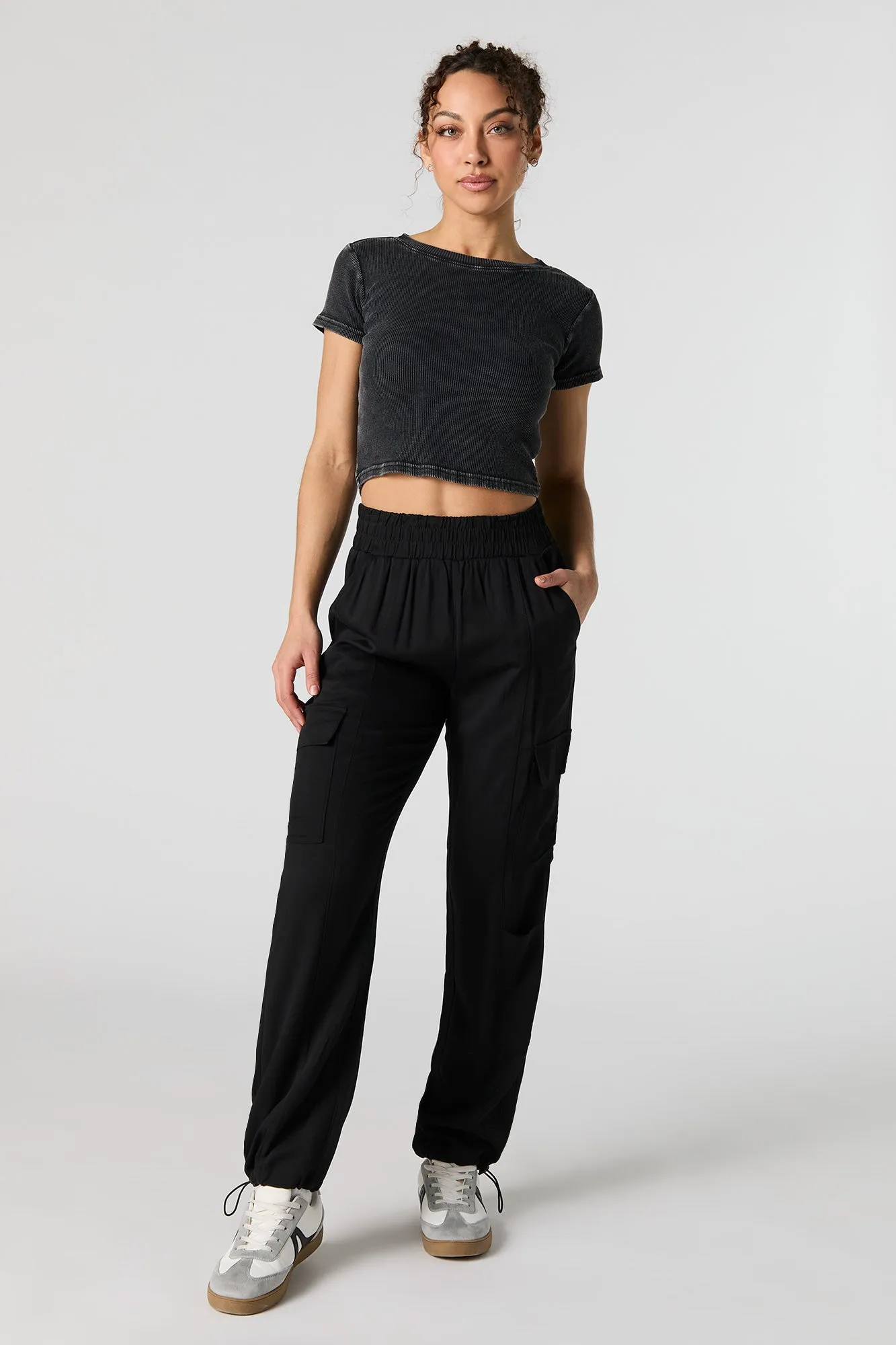 Jogger cargo à taille haute avec ourlet à barillet sold by Urban Planet