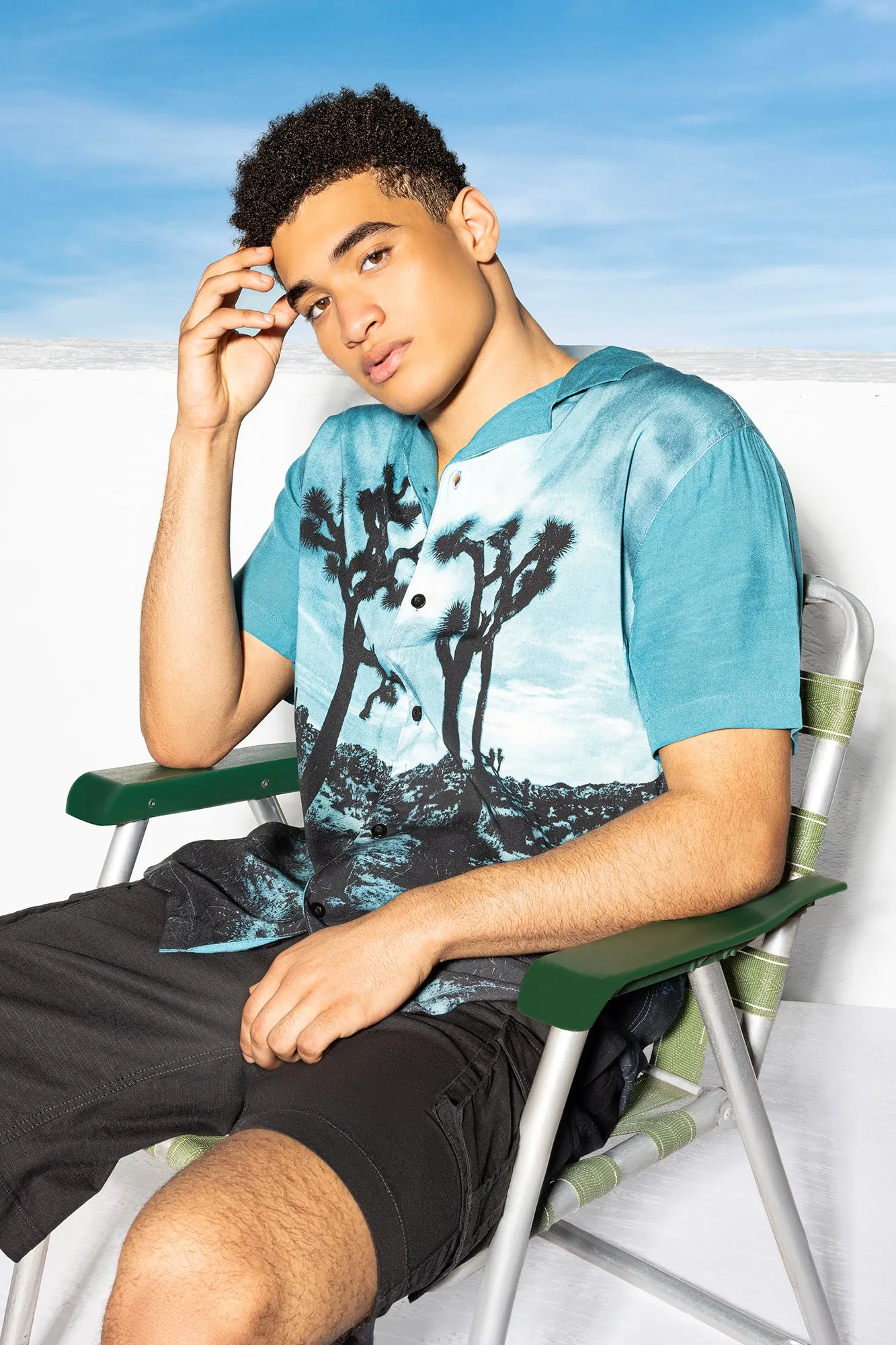 Haut boutonné à manches courtes avec motif de désert bleu sold by Urban Planet