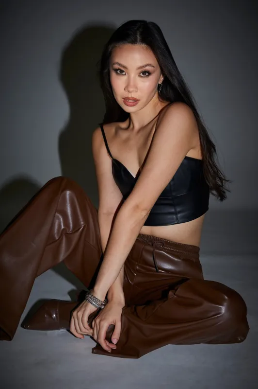 Pantalon cargo brun à jambe large en similicuir sold by Urban Planet