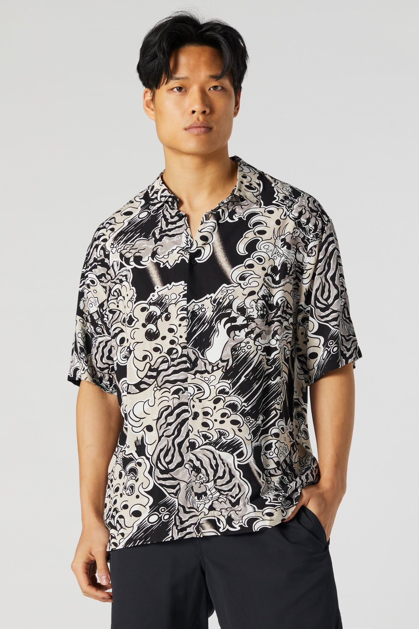 Haut boutonné avec motif tigré sold by Urban Planet