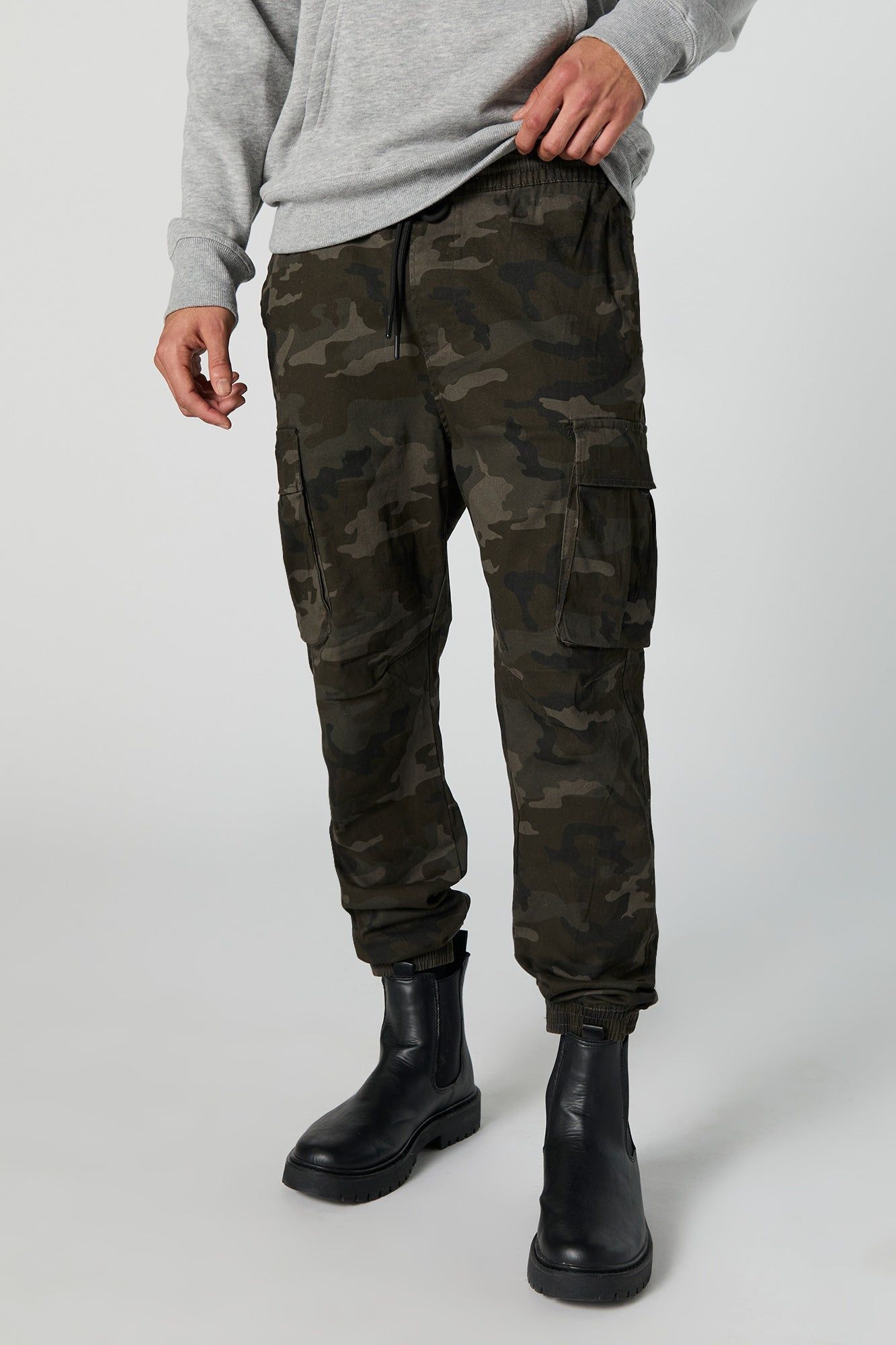Jogger cargo à taille coulissante avec motif camouflage sold by Urban Planet