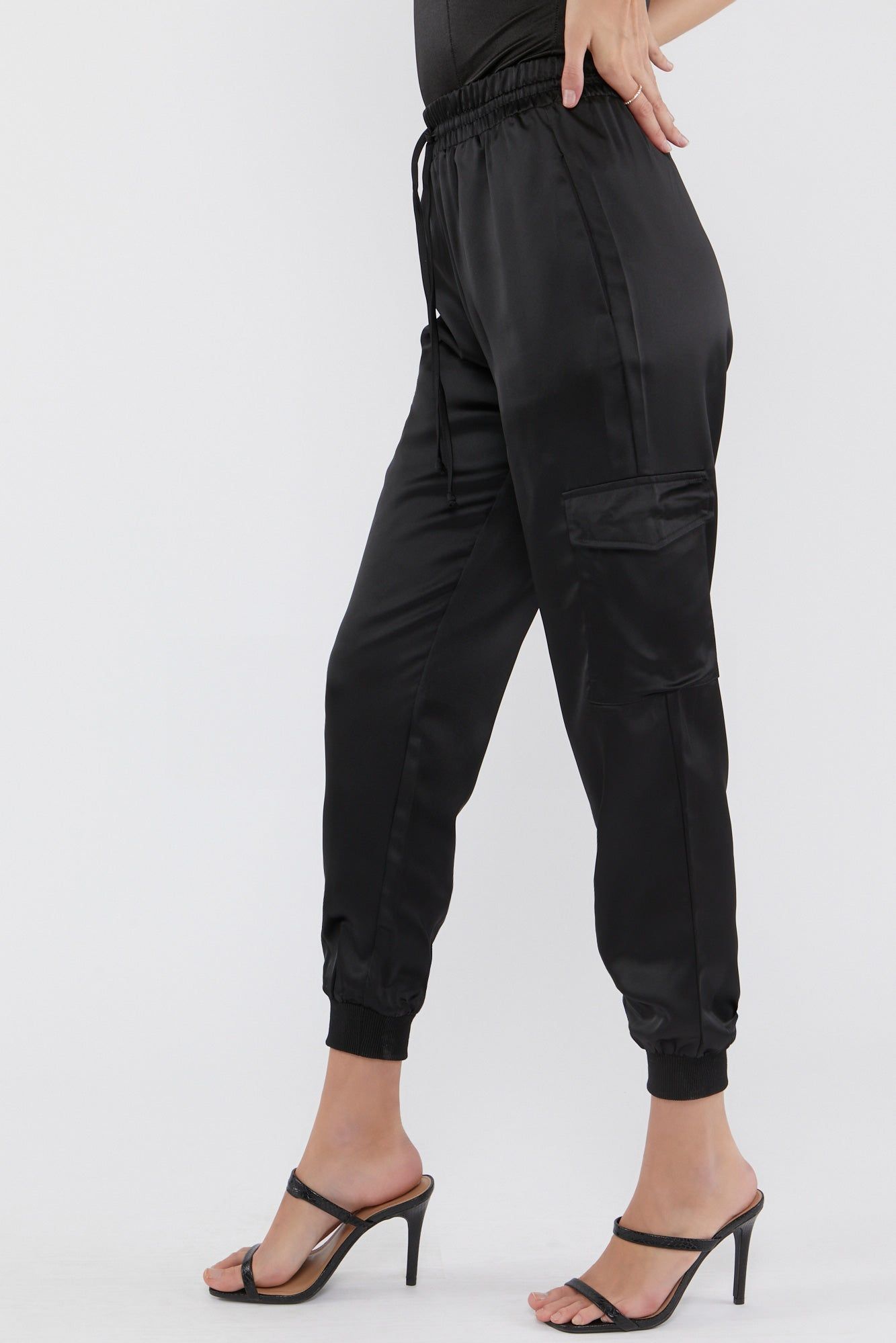 Pantalon de jogging cargo en satin sold by Urban Planet product image thumbnail 9