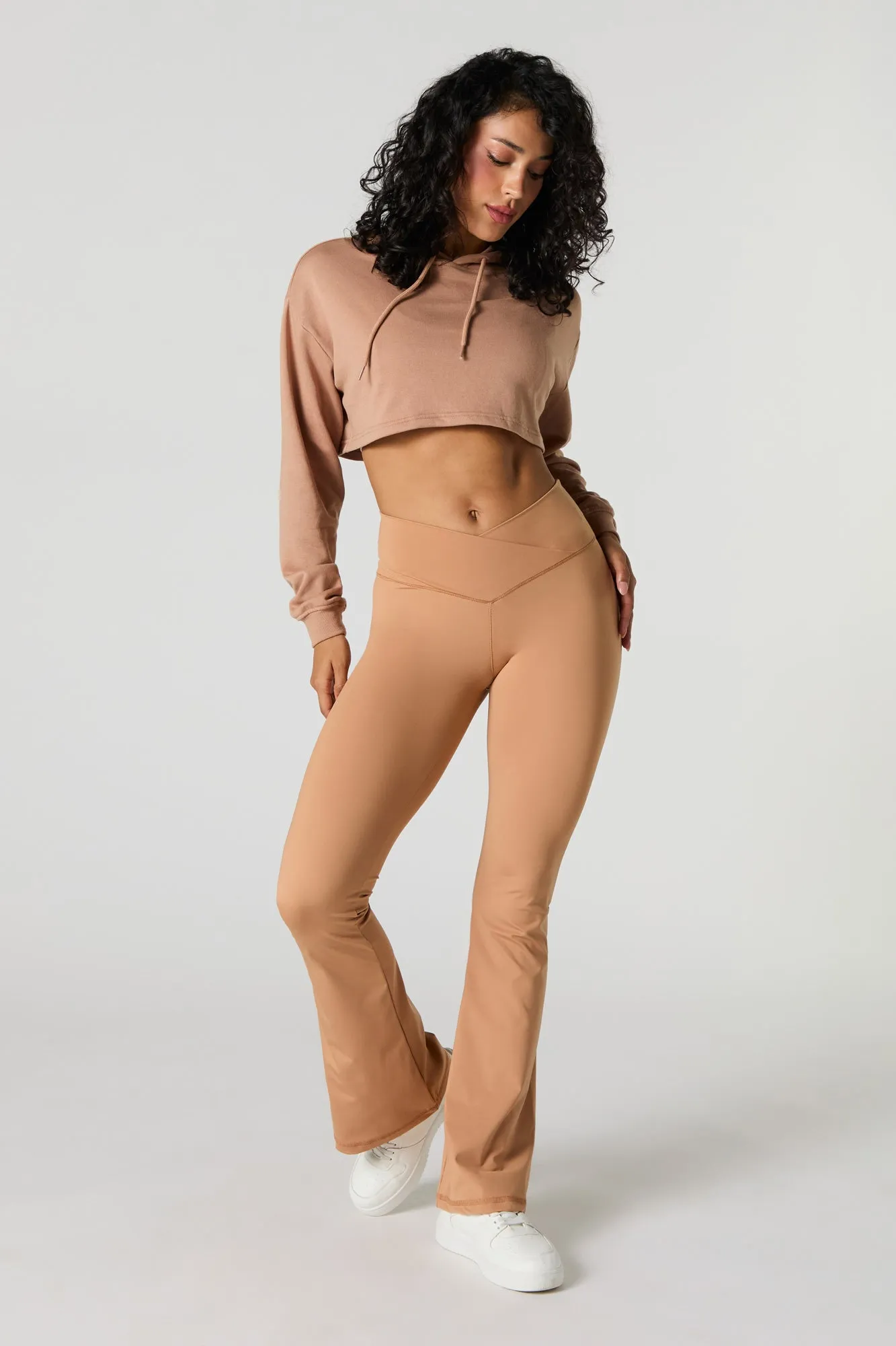 Pantalon à jambe évasée avec surplis sold by Urban Planet