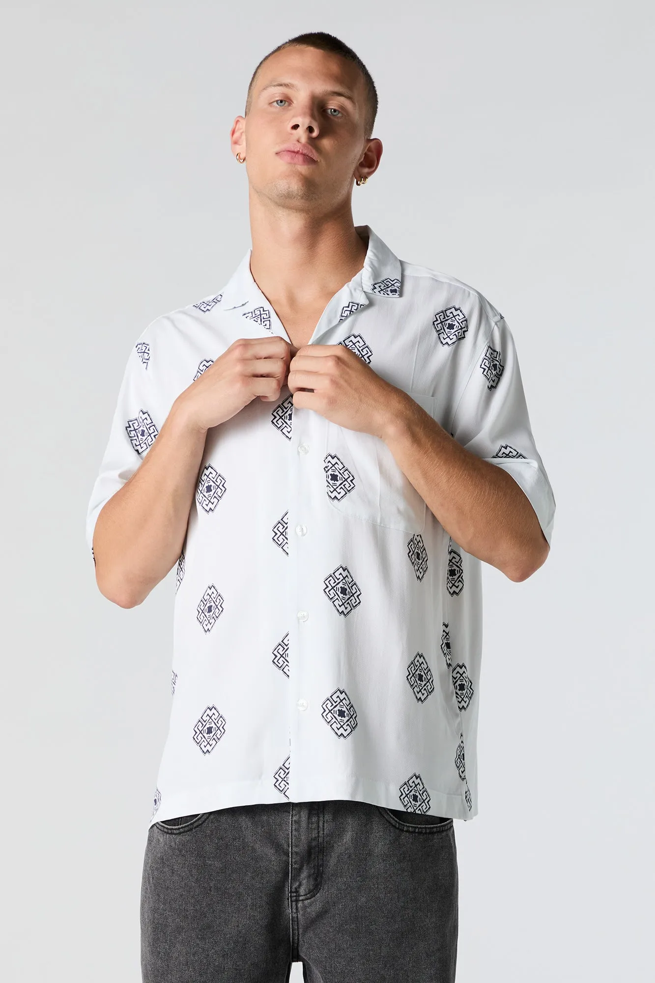 Haut boutonné imprimé blanc sold by Urban Planet