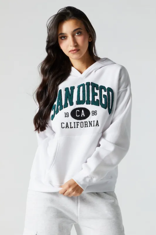 Haut à capuchon en molleton avec motif brodé San Diego en chenille sold by Urban Planet