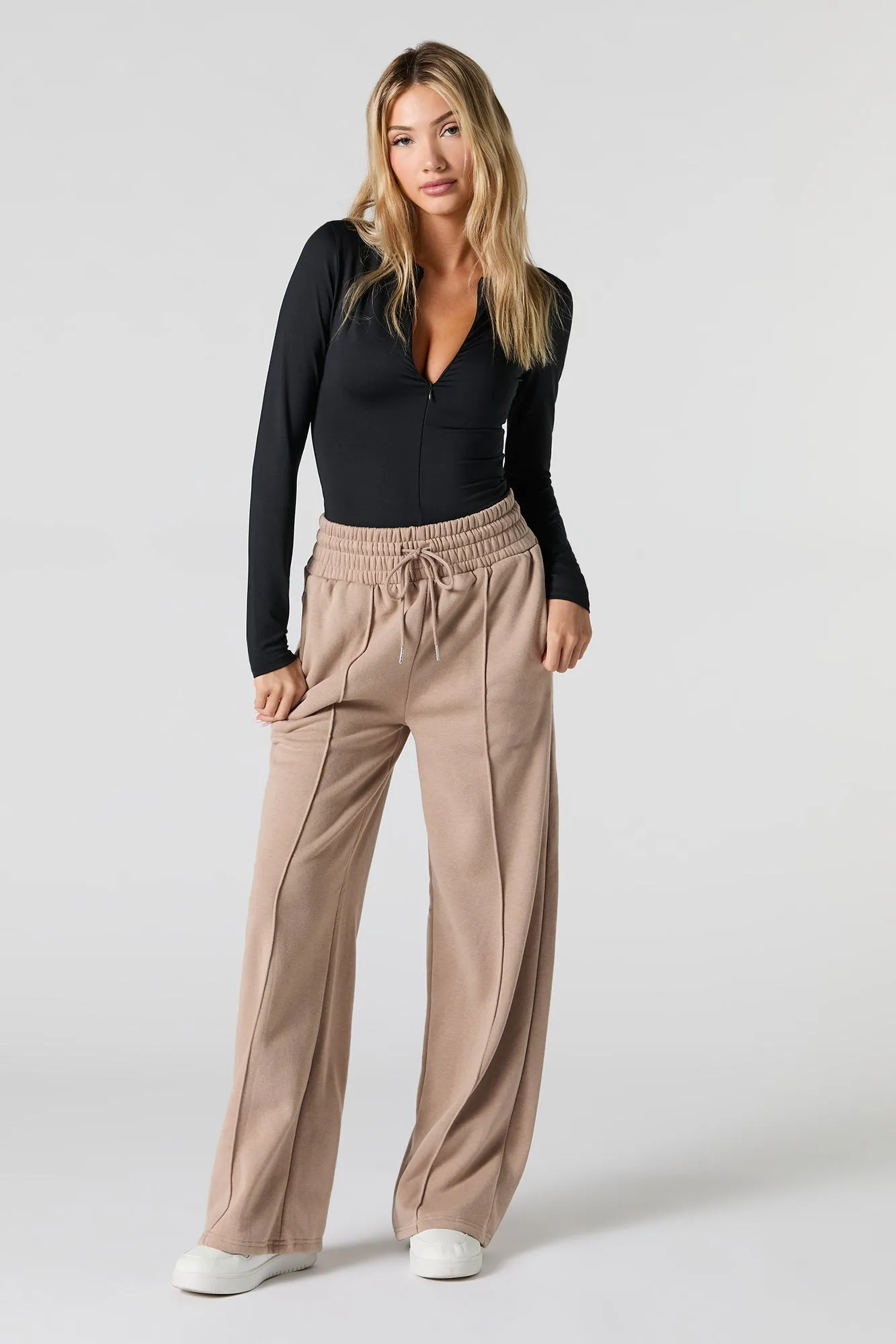 Pantalon d'entraînement à jambe large en molleton avec surpiqûres sold by Urban Planet product image thumbnail 4