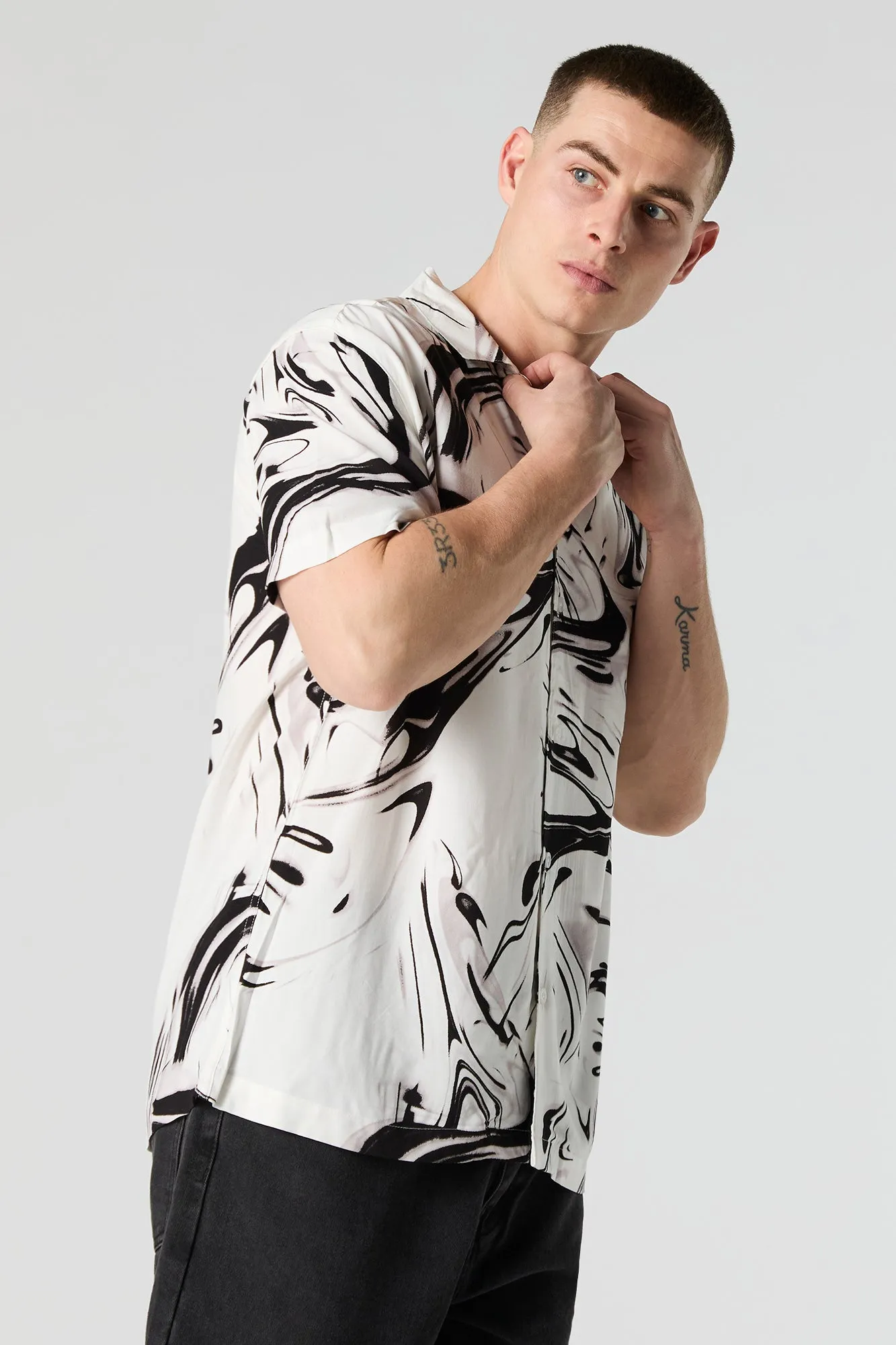 Haut boutonné à manches courtes avec motif abstrait sold by Urban Planet