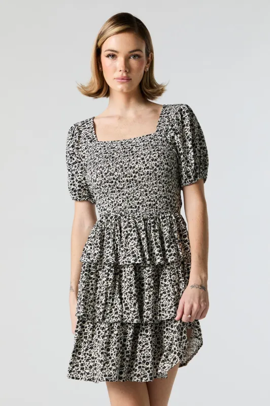Minirobe volantée smockée fleurie noir sold by Urban Planet