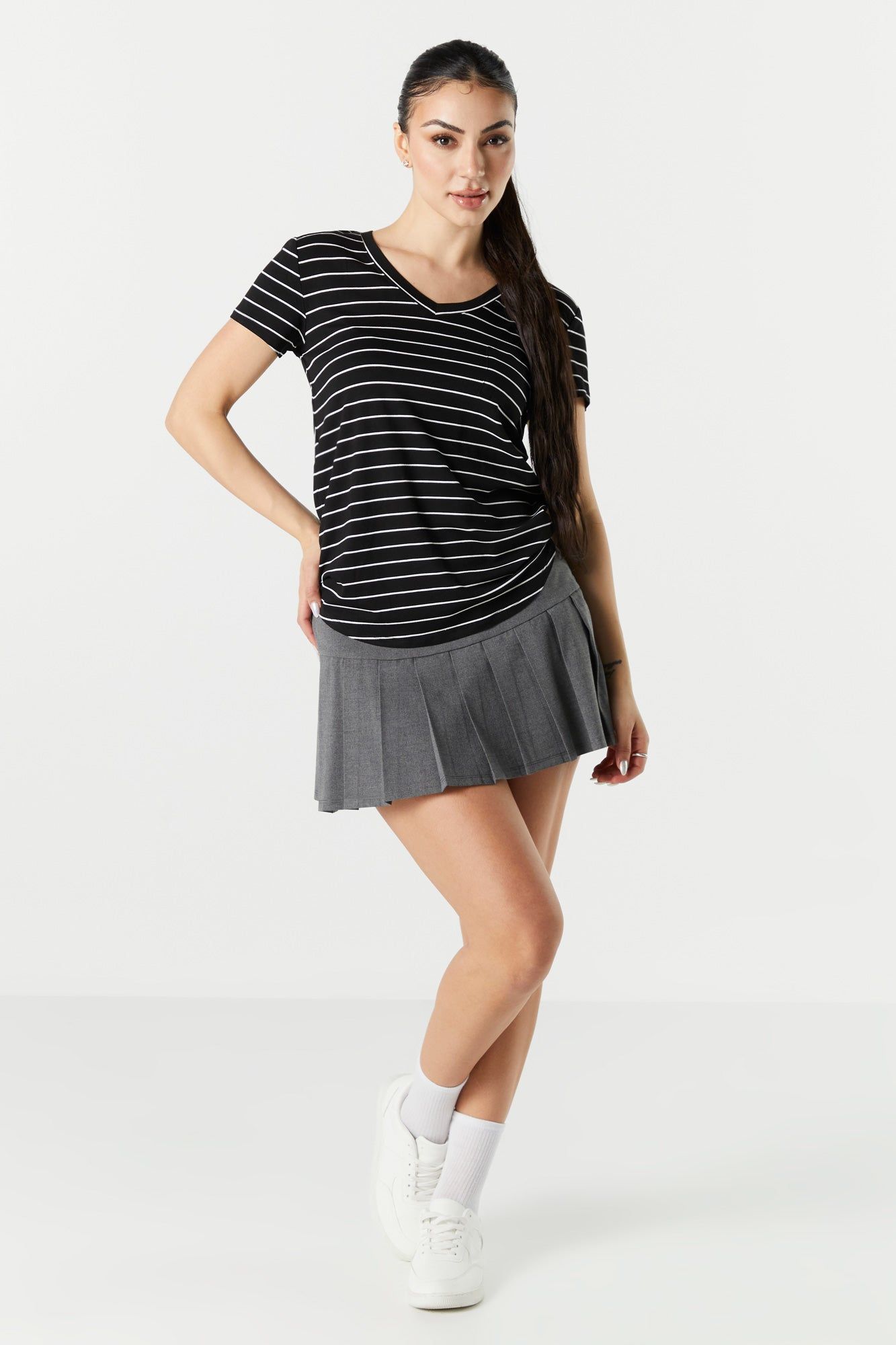 T-shirt raye avec poche et encolure en V sold by Urban Planet product image thumbnail 3