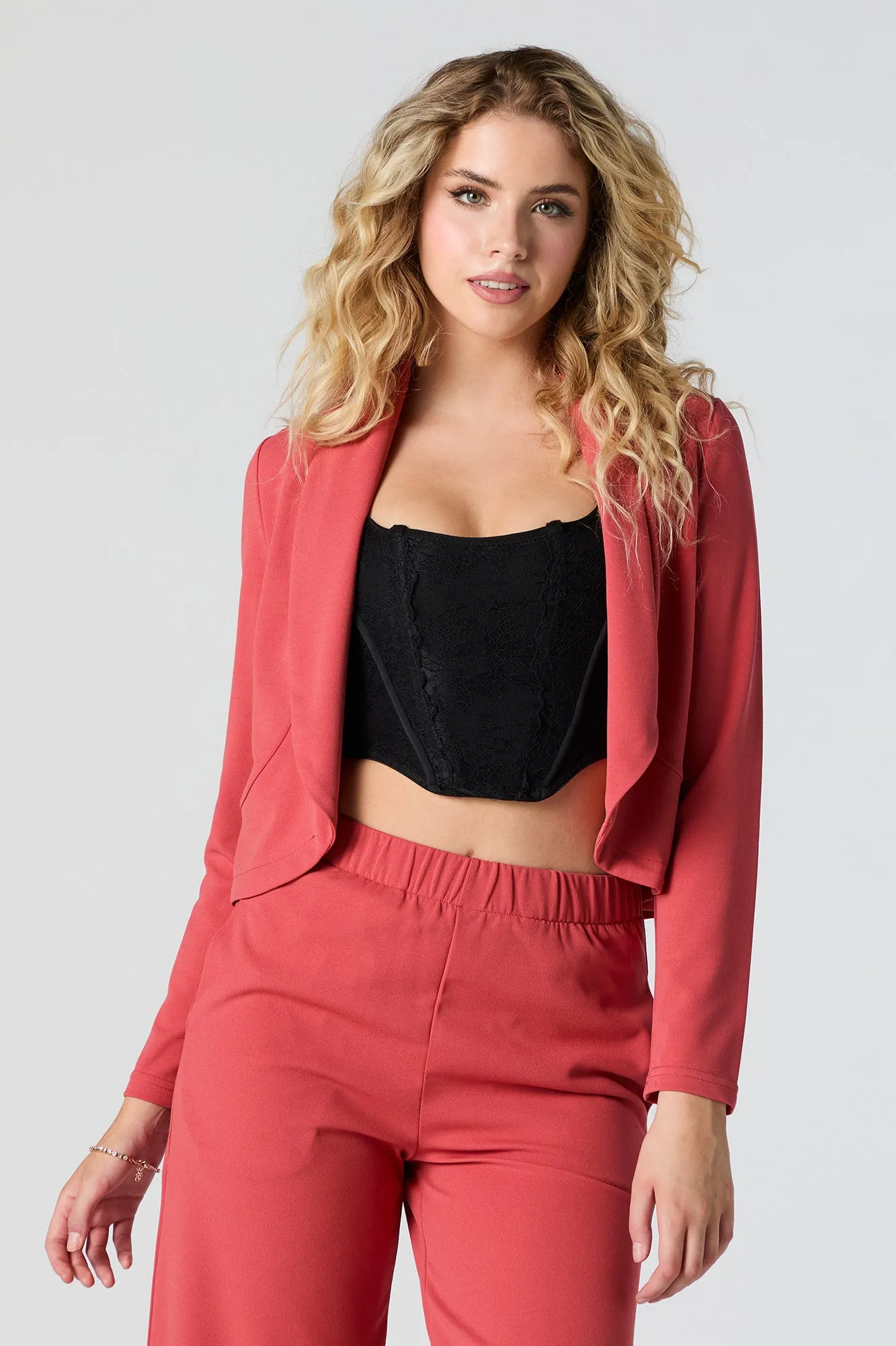 Blazer écourté ouvert à l'avant sold by Urban Planet