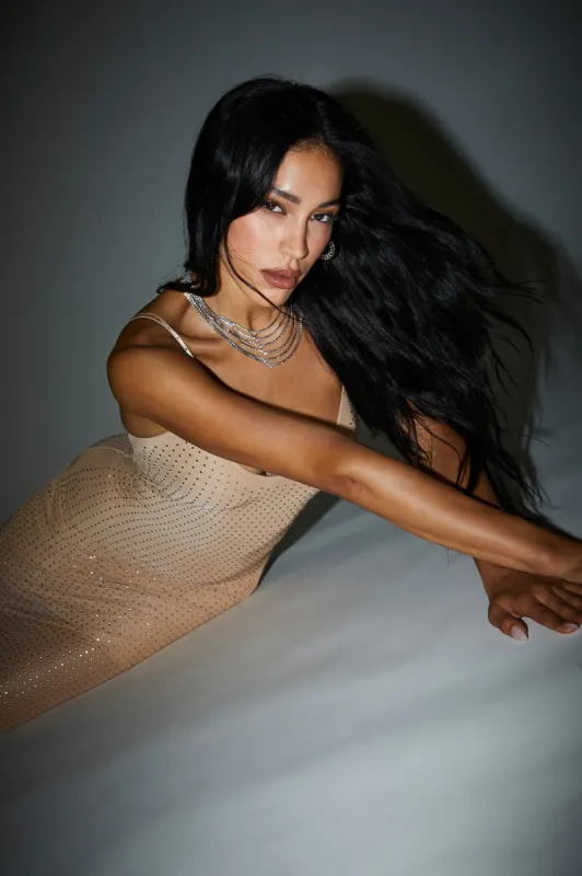 Robe midi moulante en filet avec pierres du Rhin sold by Urban Planet