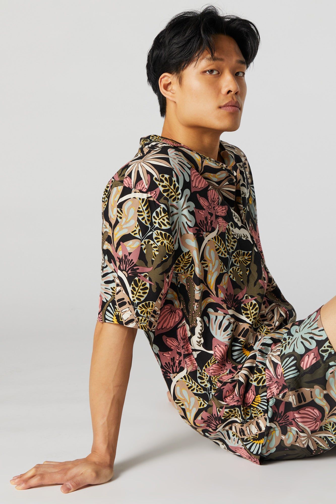 Haut boutonné fleuri avec motif hawaïen sold by Urban Planet