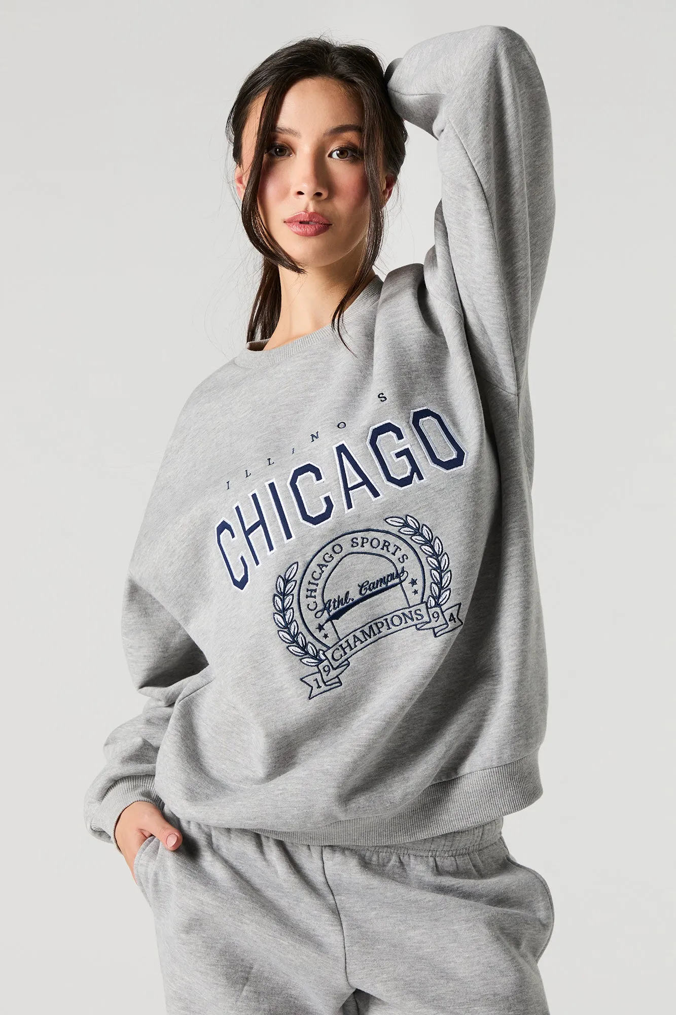 Chandail surdimensionné en molleton avec motif brodé destination en sergé sold by Urban Planet