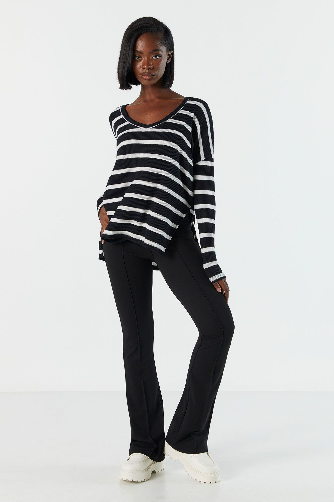 Haut côtelé à encolure en V et manches longues sold by Urban Planet product image thumbnail 16