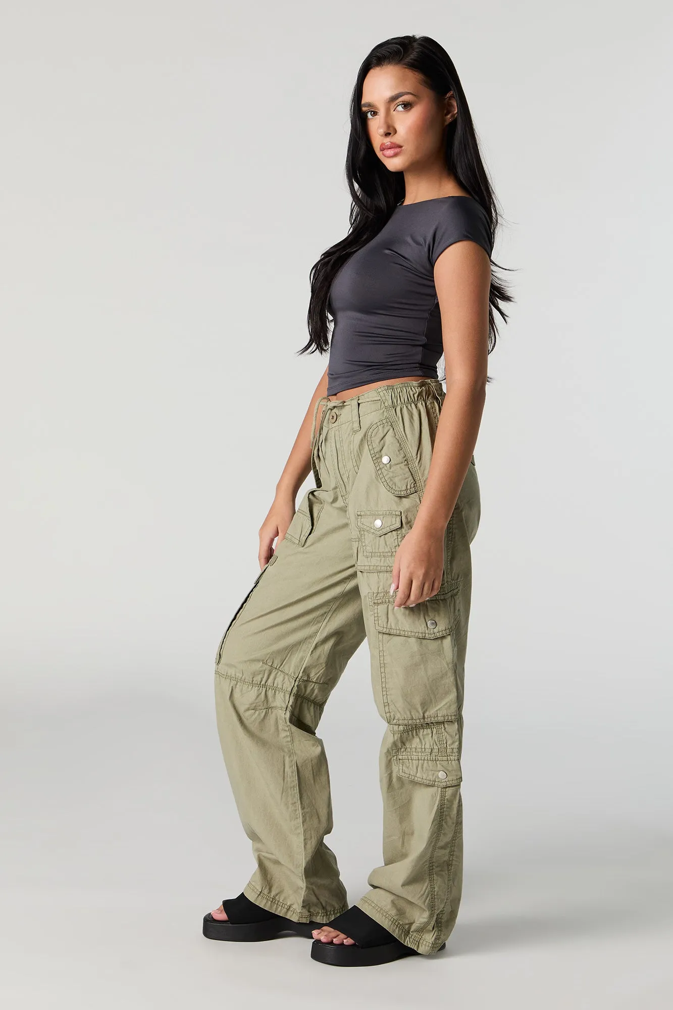 Pantalon cargo avec poches multiples et taille coulissante sold by Urban Planet