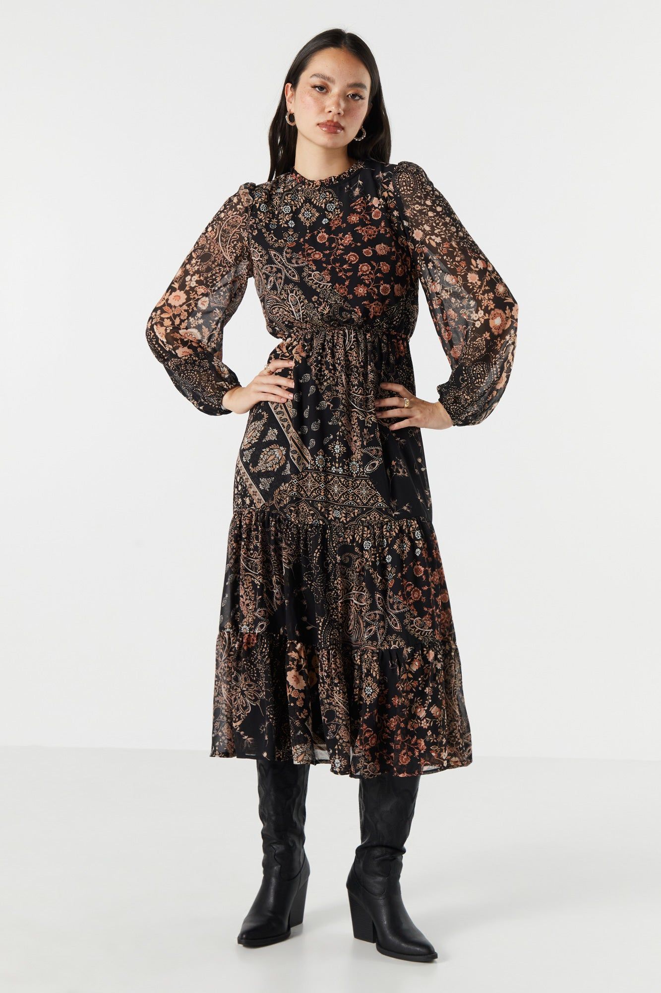 Robe maxi en mousseline à volants et imprimé floral noir sold by Urban Planet