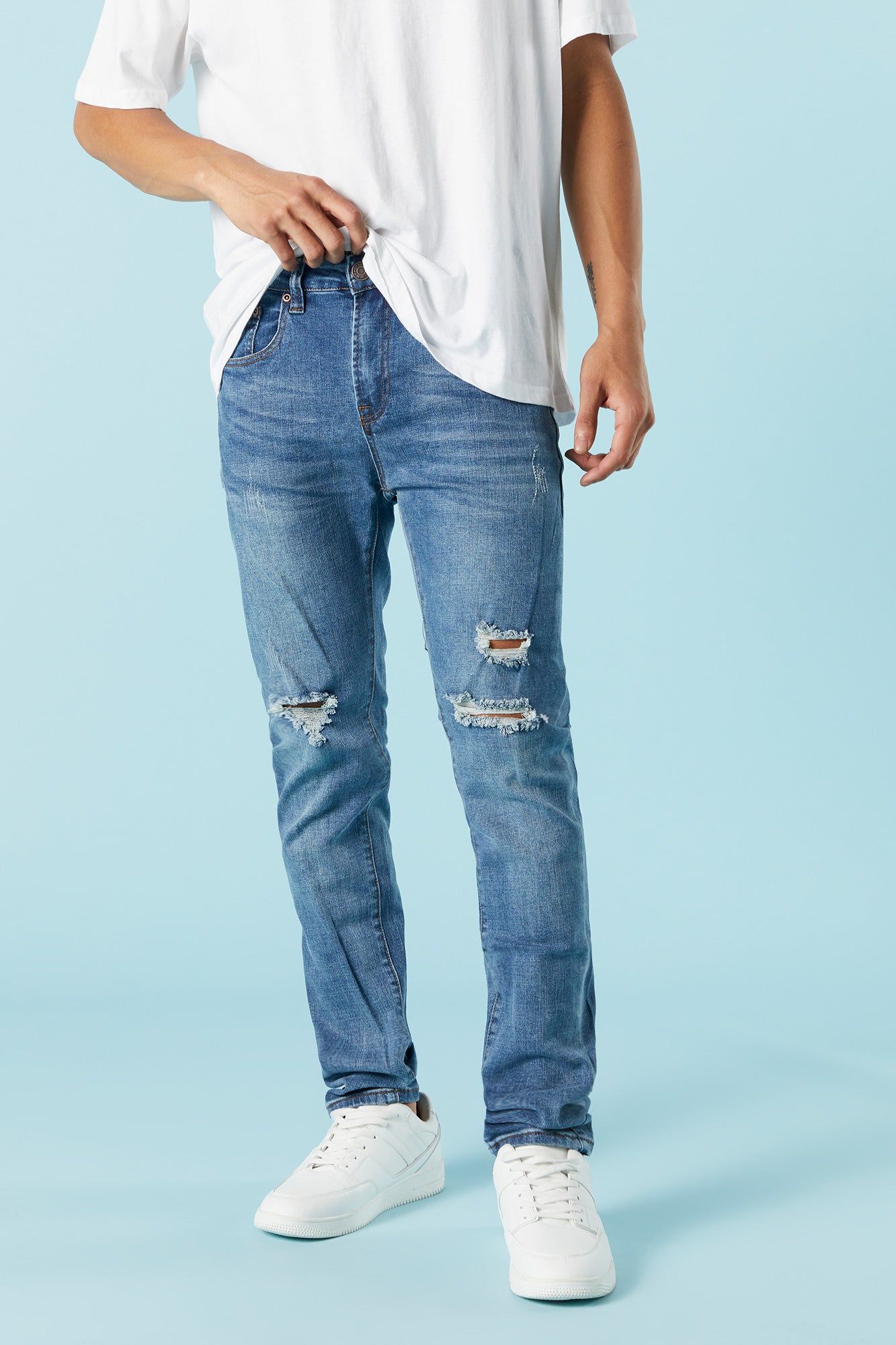 Jean mince en denim d'aspect usé délavé moyen sold by Urban Planet