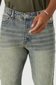 Jean à jambe droite d'aspect usé délavé à la pierre sold by Urban Planet