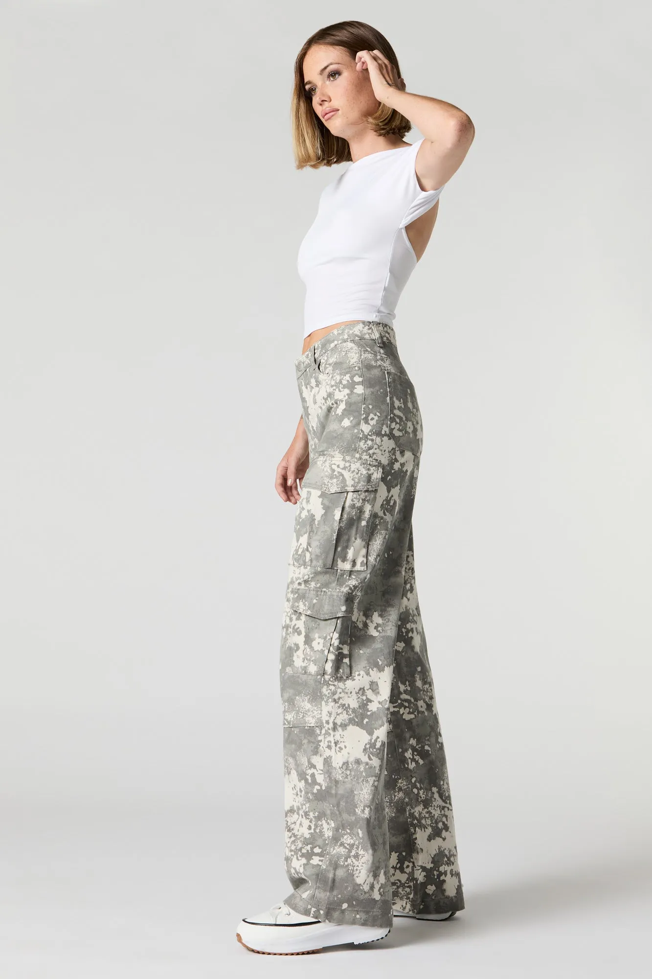 Pantalon cargo à jambe droite avec poches multiples sold by Urban Planet