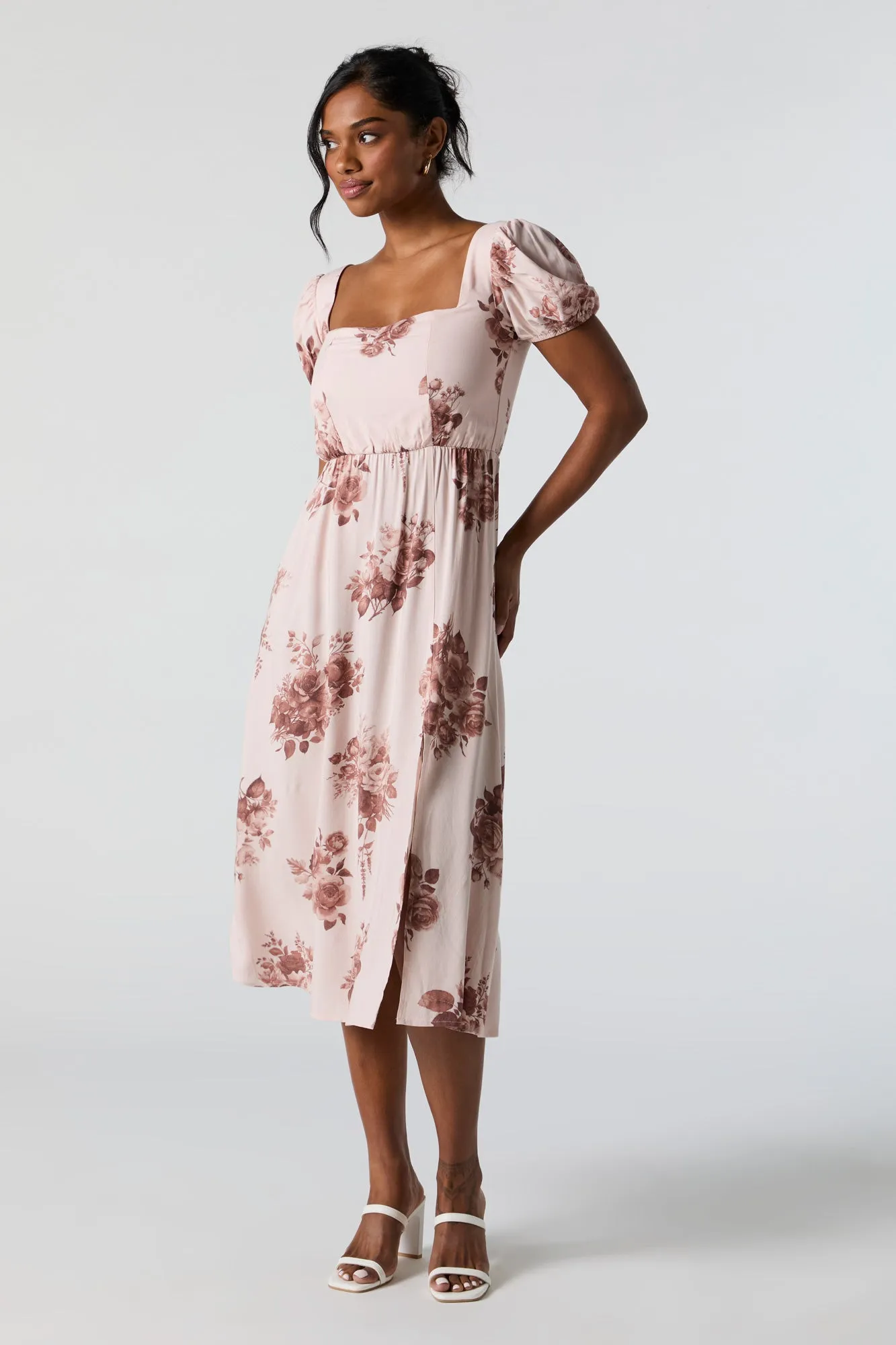 Robe midi avec motif de roses, manches bouffantes et encolure en coeur sold by Urban Planet