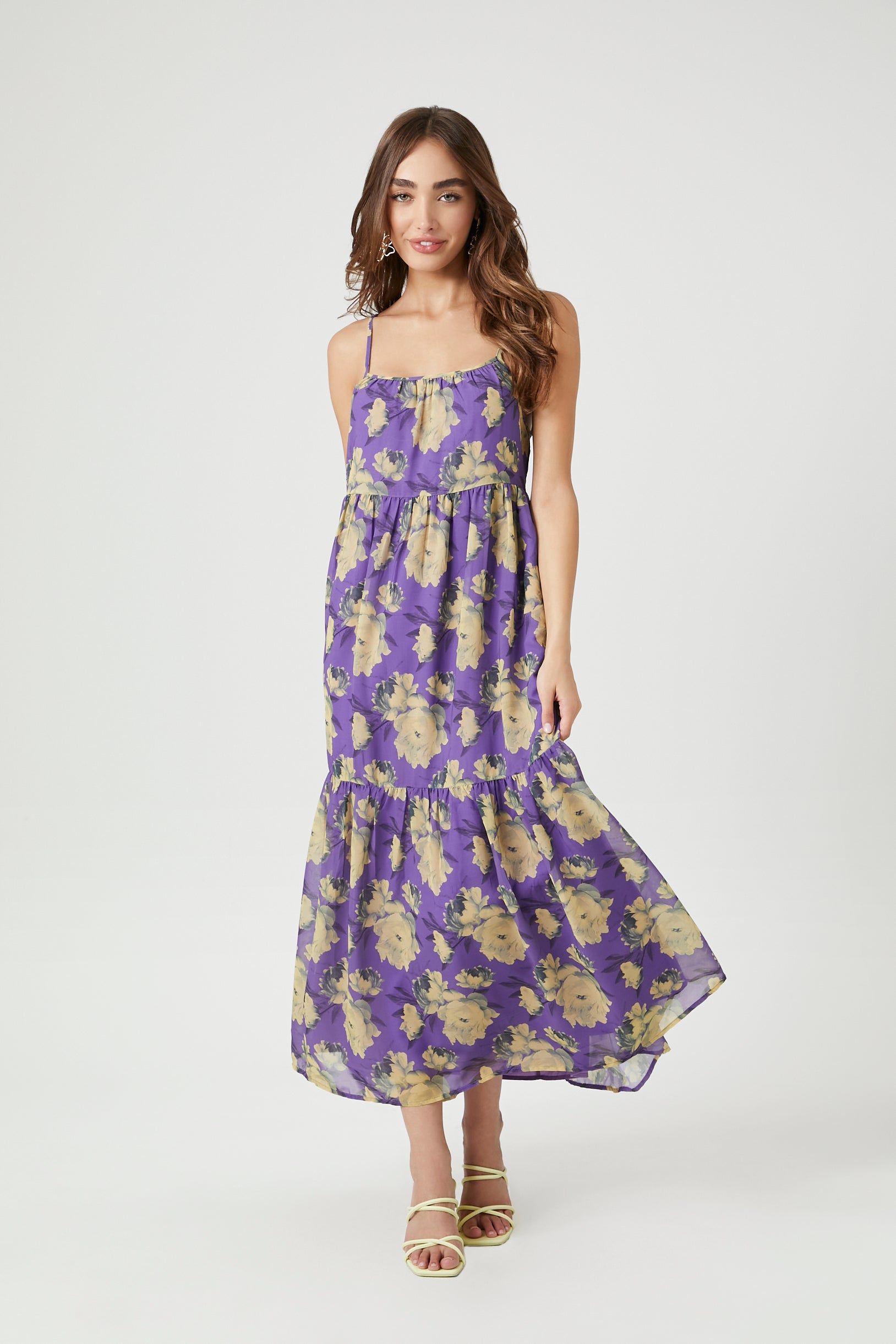 Robe maxi fleurie en chiffon sold by Urban Planet