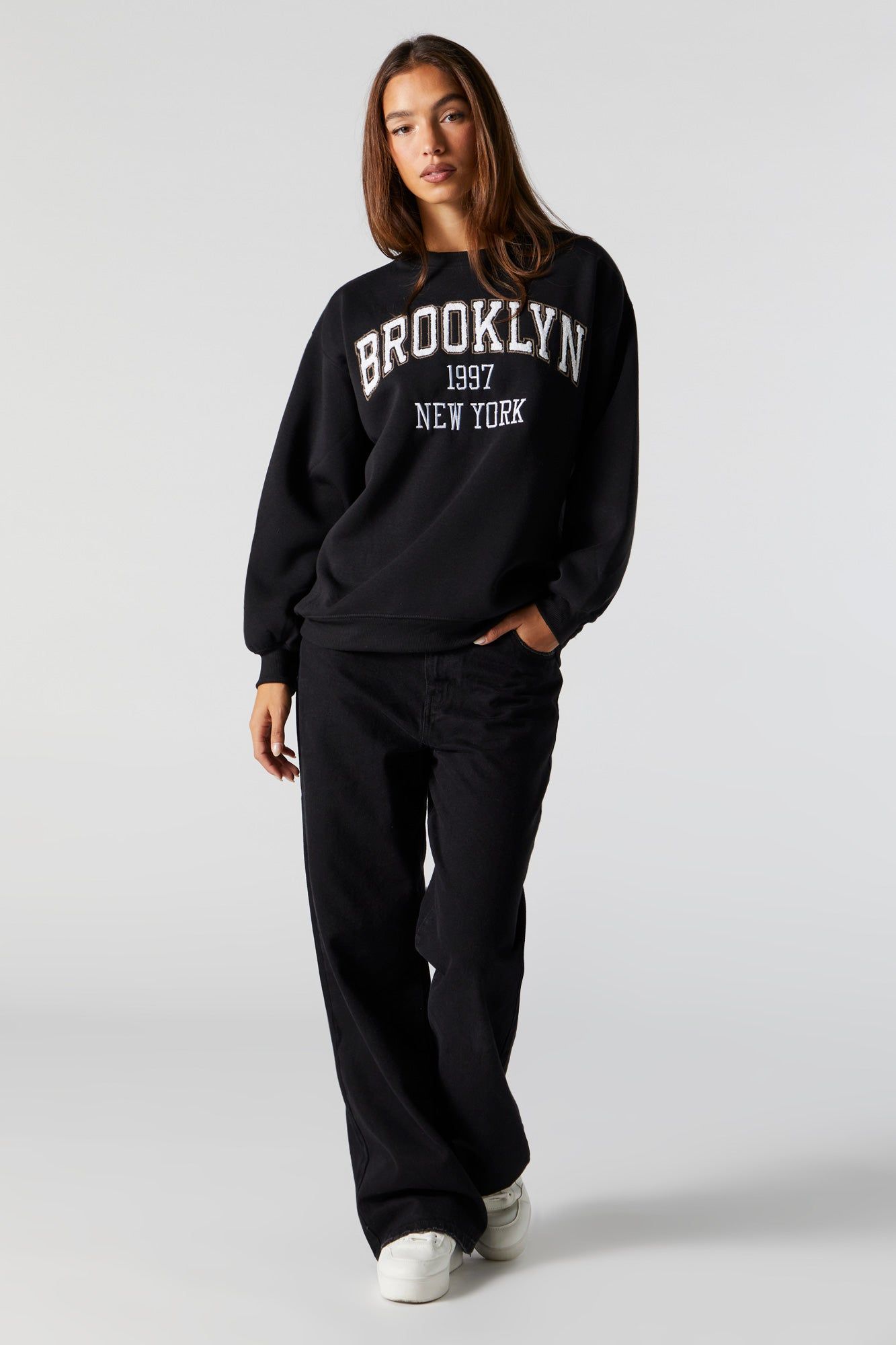 Chandail en molleton avec motif brodé Brooklyn en chenille sold by Urban Planet product image thumbnail 3