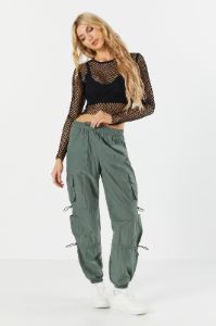 Pantalon cargo en nylon sold by Urban Planet