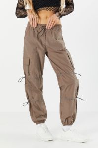 Pantalon cargo en nylon sold by Urban Planet