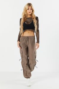 Pantalon cargo en nylon sold by Urban Planet