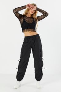 Pantalon cargo en nylon sold by Urban Planet