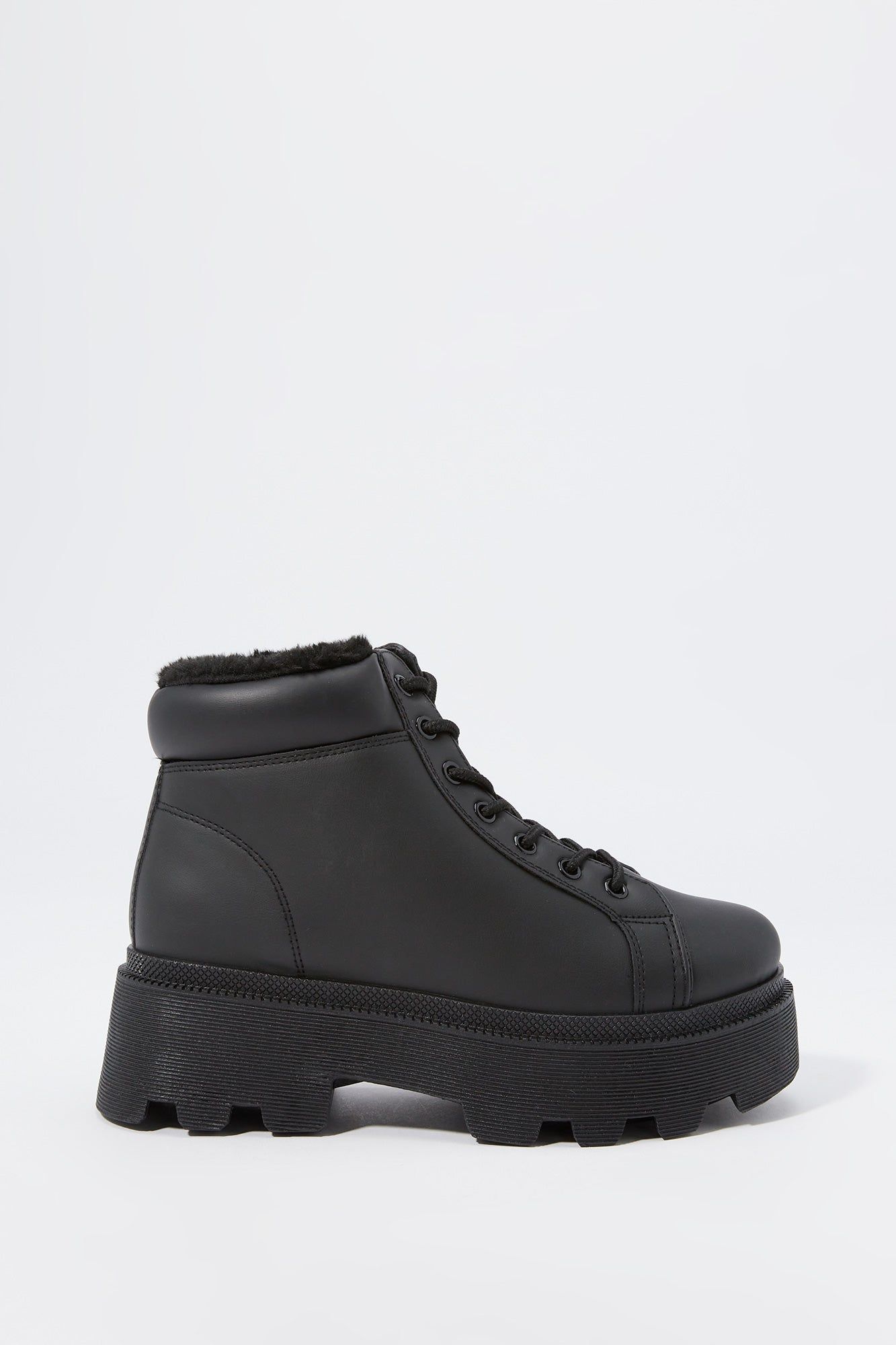 Bottes lacées à semelles crantées en similicuir avec revers sold by Urban Planet