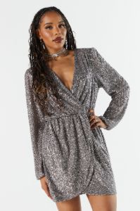 Robe à surplis avec paillettes et manches longues sold by Urban Planet
