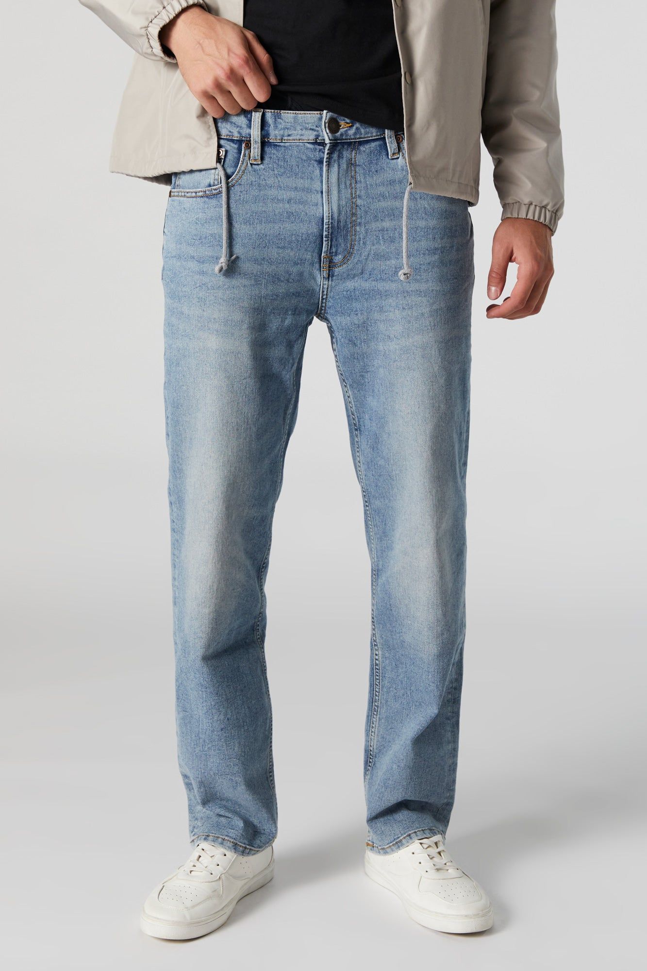 Jean délavé pâle sold by Urban Planet